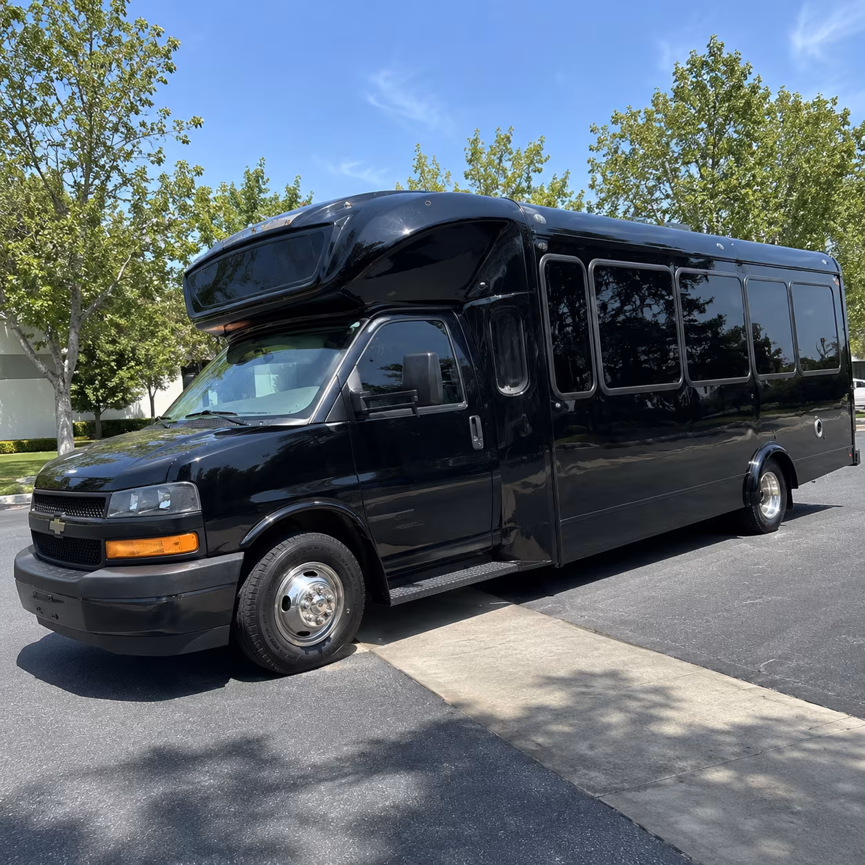 novi 15 passenger party bus