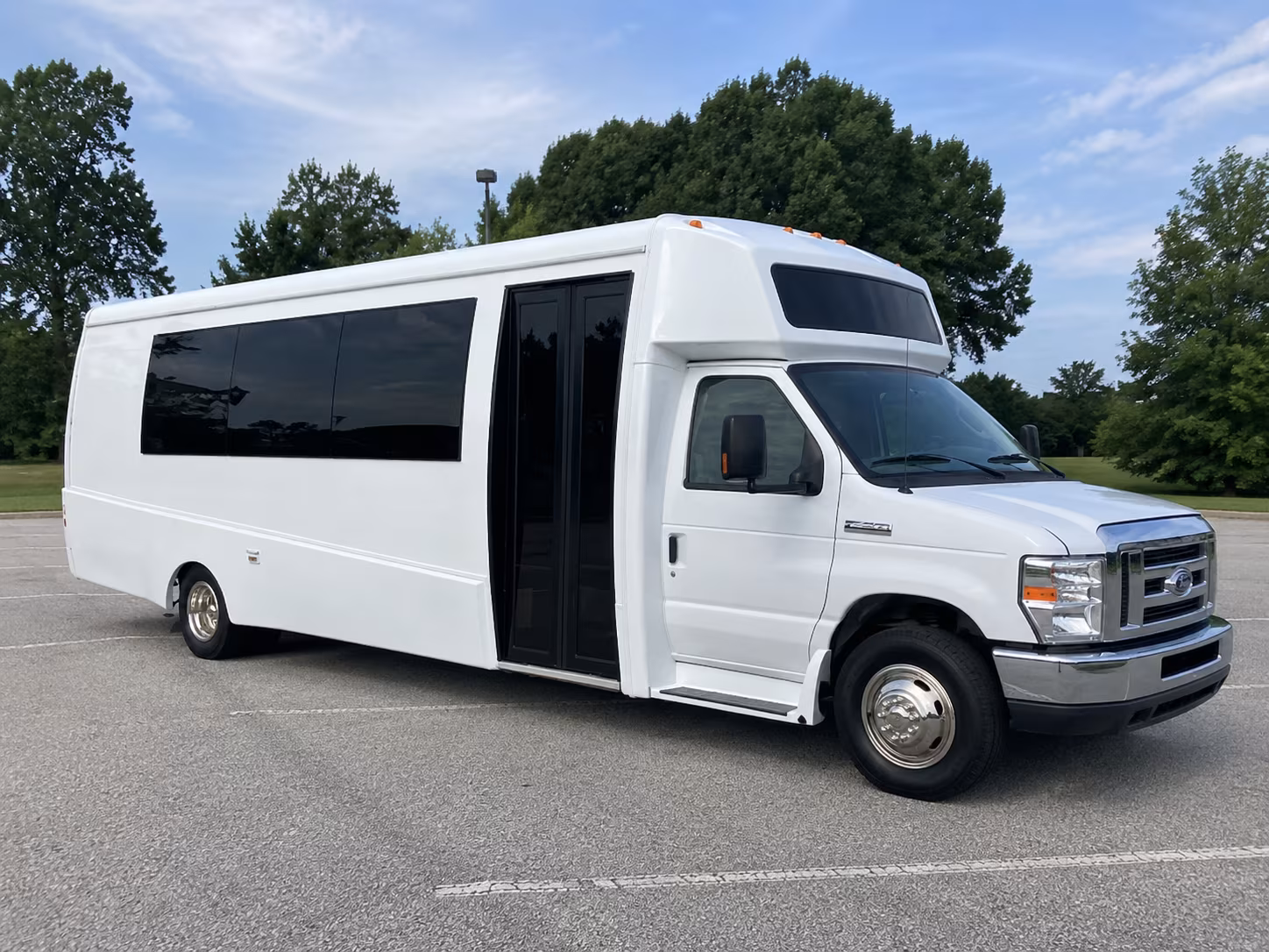 novi 18 passenger party bus