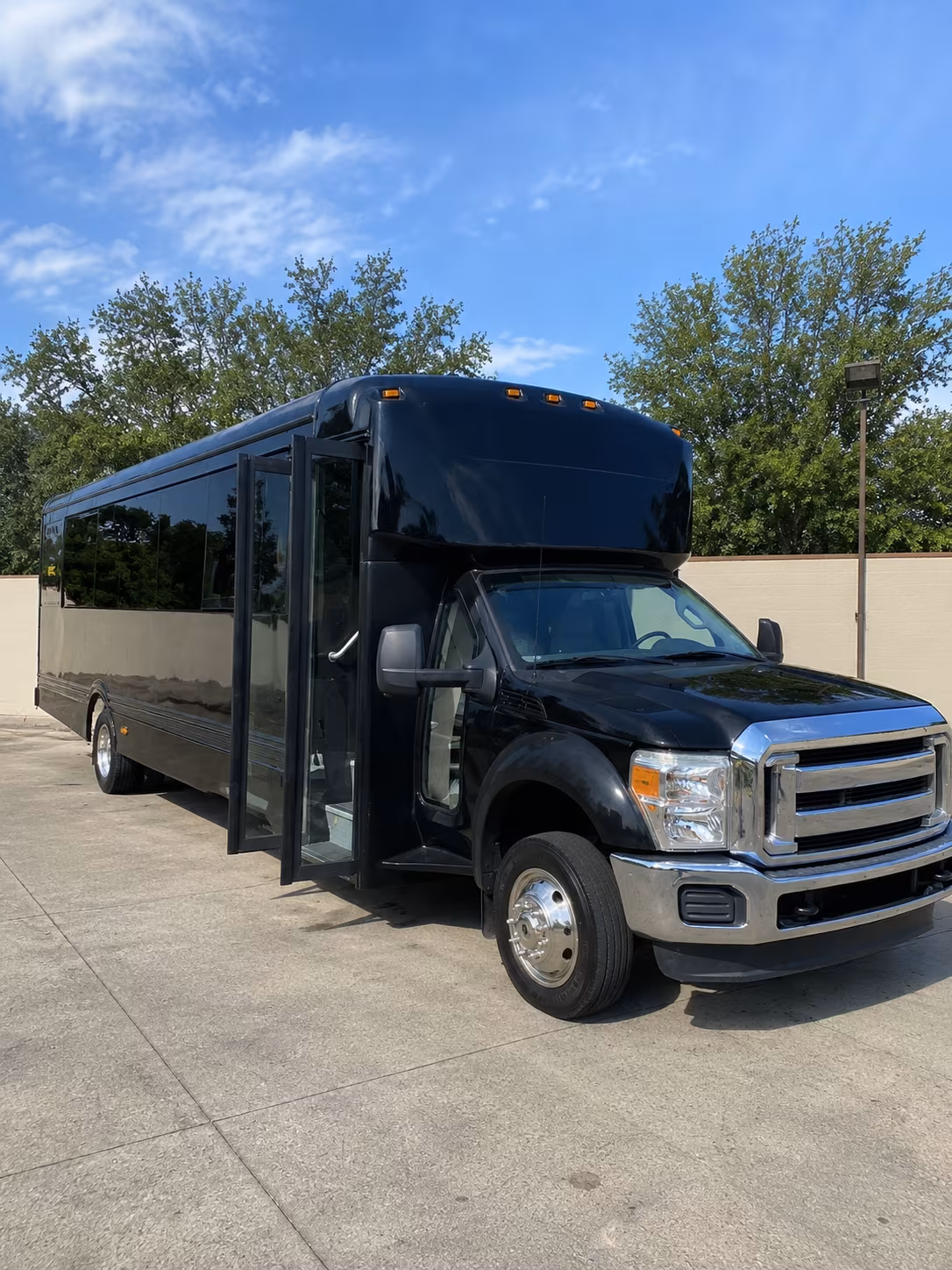 novi 20 passenger party bus