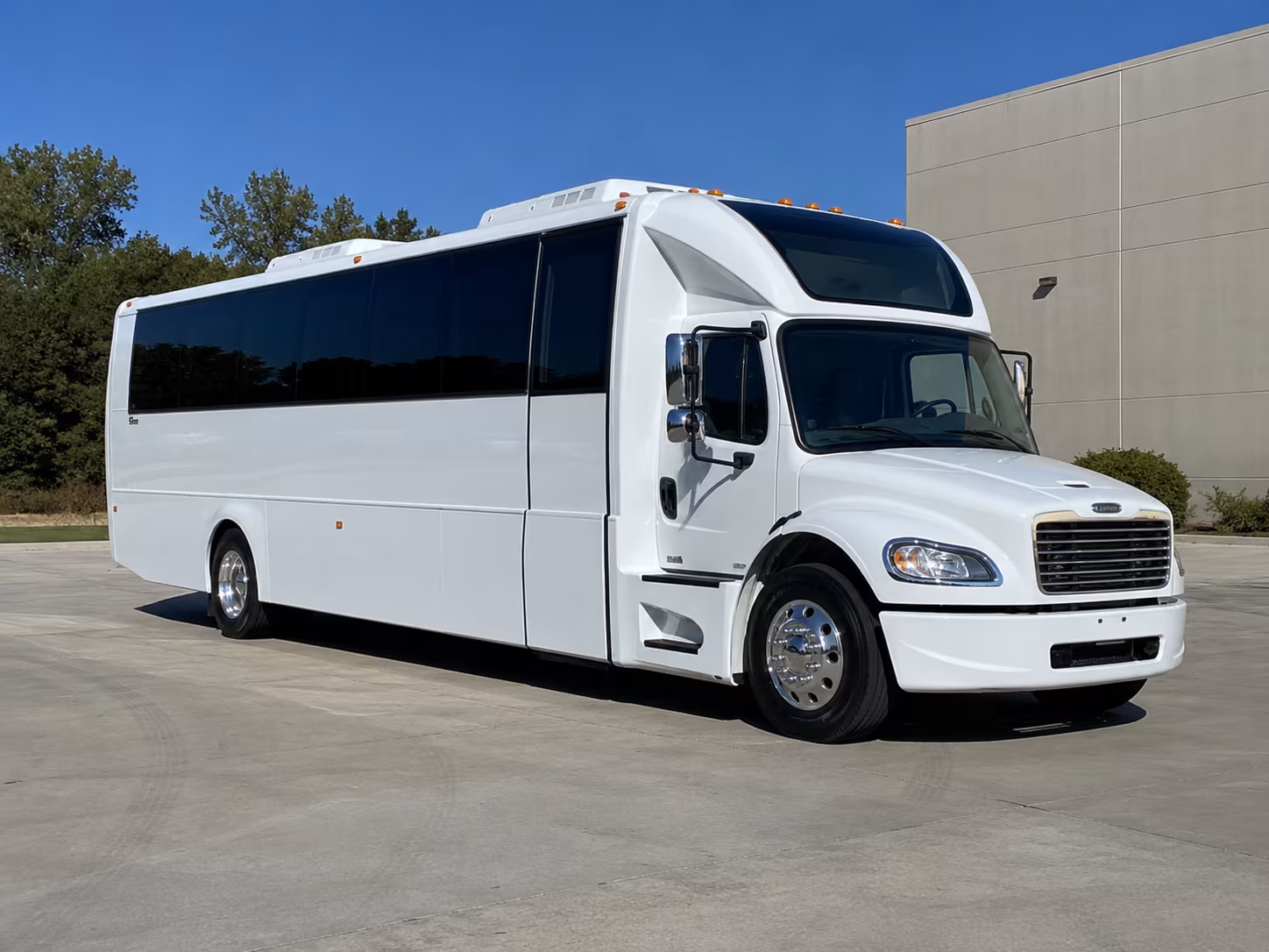 novi 28 passenger party bus